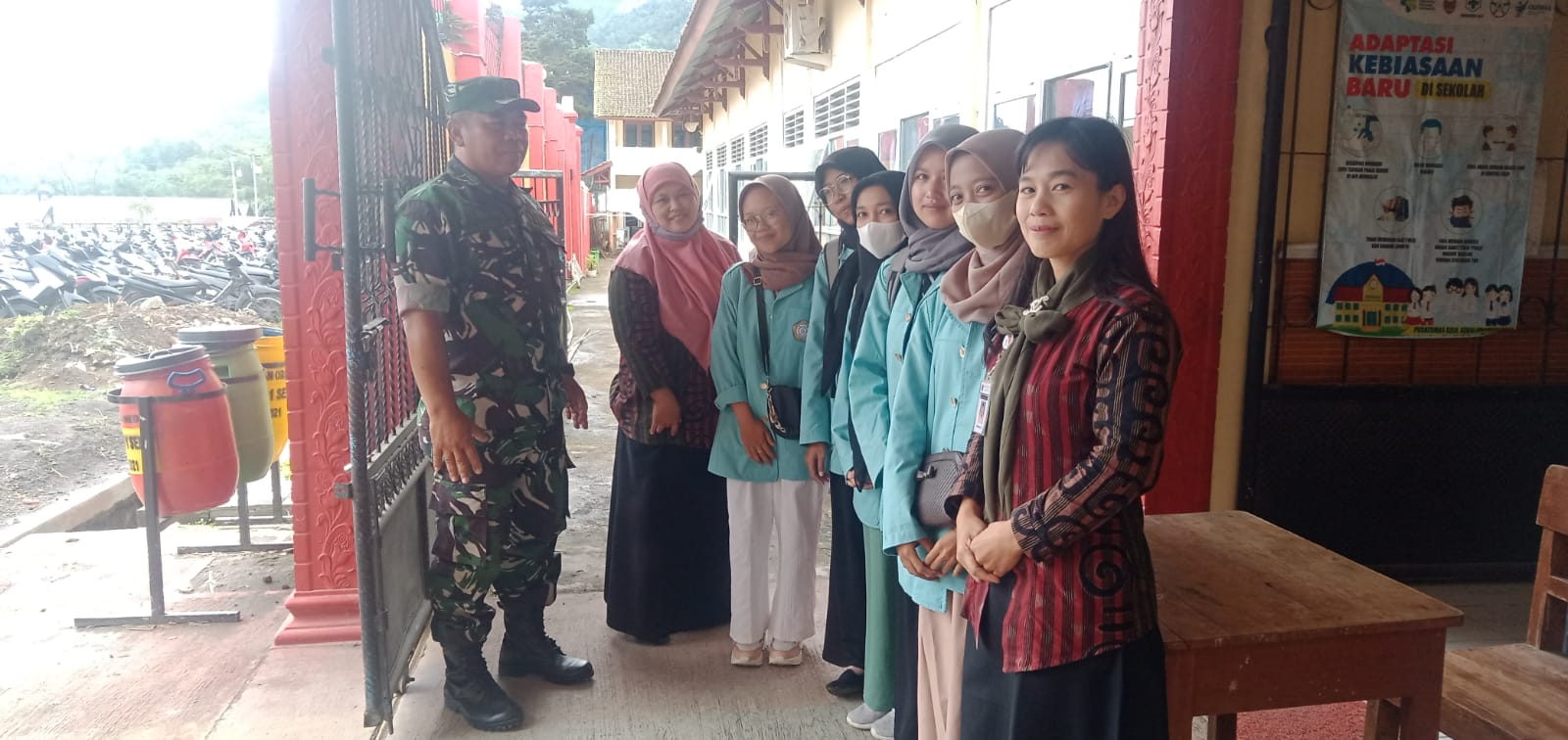 Peduli Dengan Lingkungan Sekolah, Anggota Koramil Selo Silahtuhrahmi Ke SMK N I Selo
