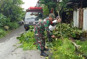 Peduli Kesehatan Warga, Babinsa Jagalan Laksanakan Pembersihan Lingkungan