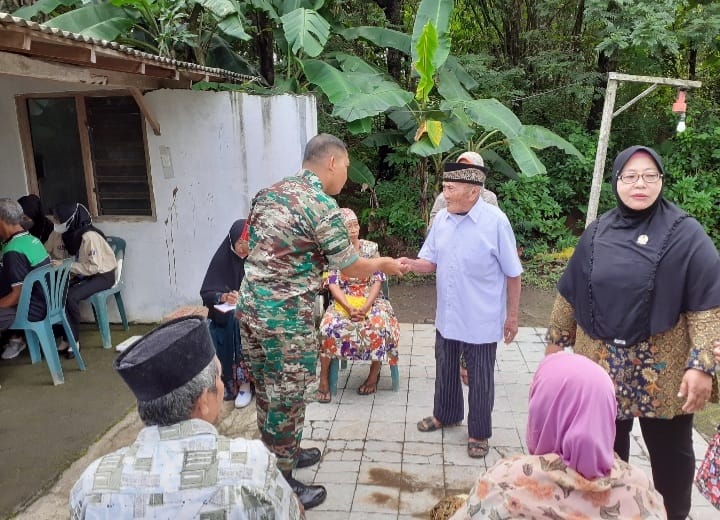 Peduli Kesehatan Warga Binaan, Babinsa Koramil Sambi Dampingi Posyandu Lansia