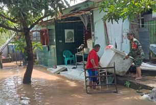 Peduli Korban Banjir, Babinsa Sewu Terjun Langsung ke Lokasi Berikan Bantuan