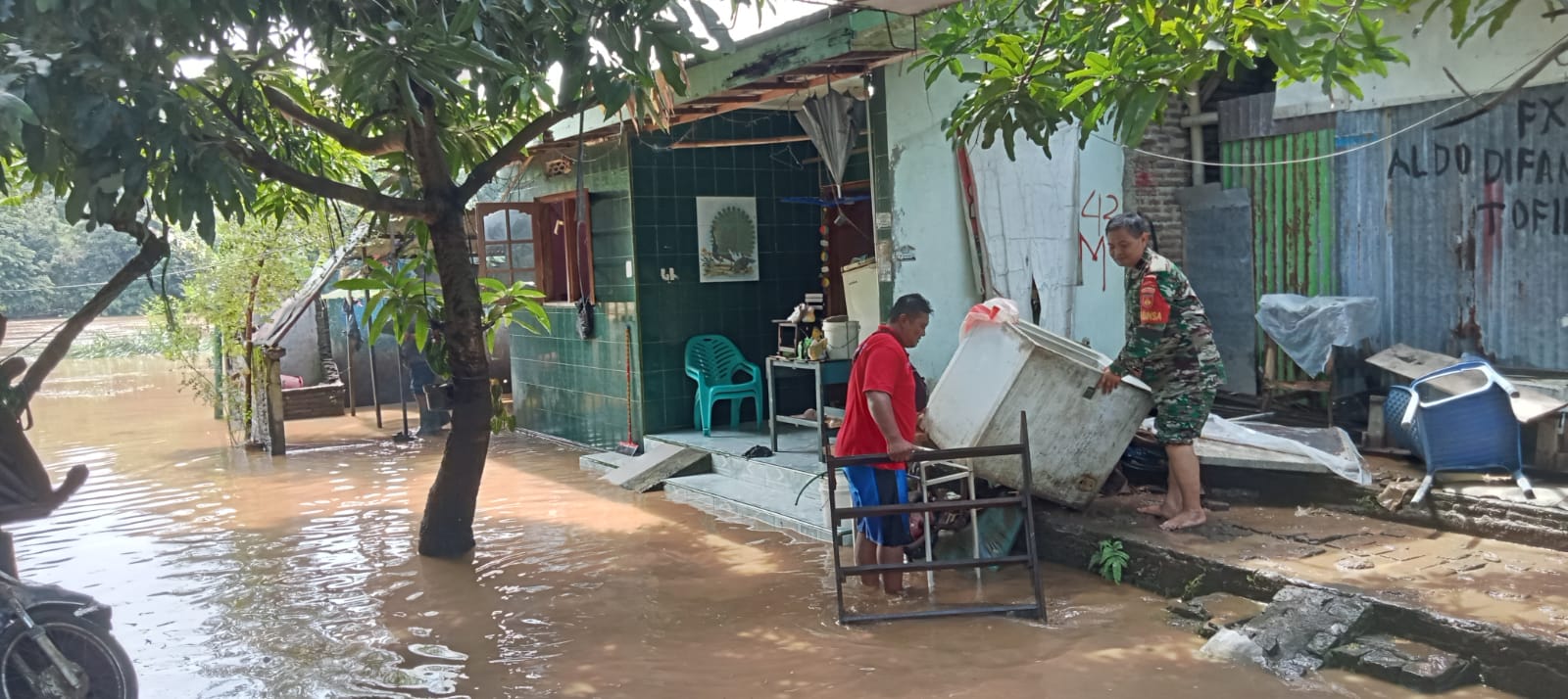 Peduli Korban Banjir, Babinsa Sewu Terjun Langsung ke Lokasi Berikan Bantuan