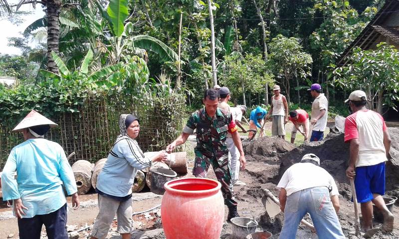 Peran Aktif Babinsa Sukorejo Bantu Karya Bakti di Desa Binaan