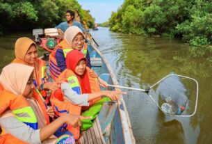 Peringati Hari Sampah Nasional, PLN Ajak Siswa Sekolah di Surabaya Susur Sungai Bersihkan Sampah