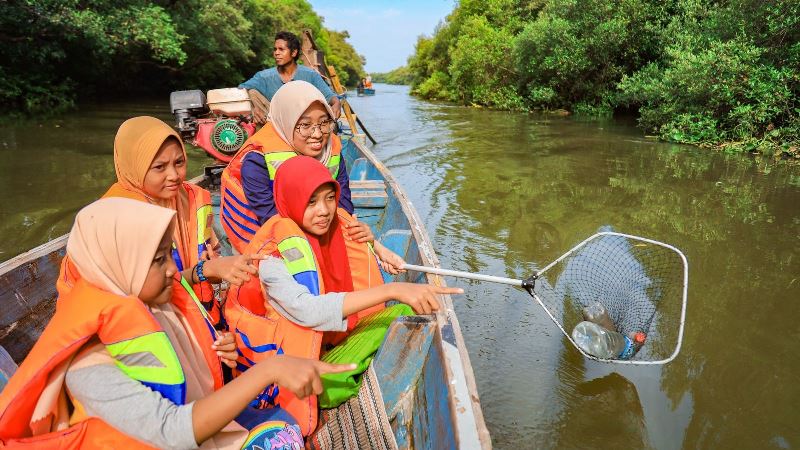 Peringati Hari Sampah Nasional, PLN Ajak Siswa Sekolah di Surabaya Susur Sungai Bersihkan Sampah