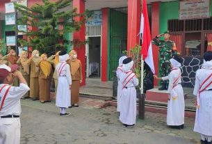 Pimpin Upacara Di Sekolah Dasar, Babinsa Tanamkan Kedisiplinan Dan Cinta Tanah Air