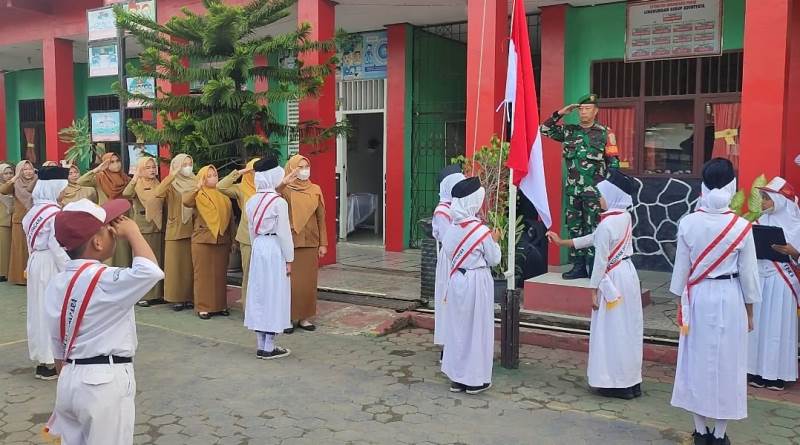 Pimpin Upacara Di Sekolah Dasar, Babinsa Tanamkan Kedisiplinan Dan Cinta Tanah Air