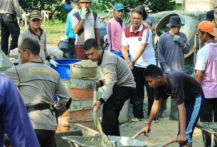 Polisi Bersama Warga Kompak Bantu Pembangunan Gedung Masjid Ponpes Al Furqon