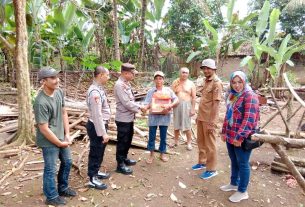 Kapolsek Kotabumi Berikan Bantuan kepada Warga Talang Bojong