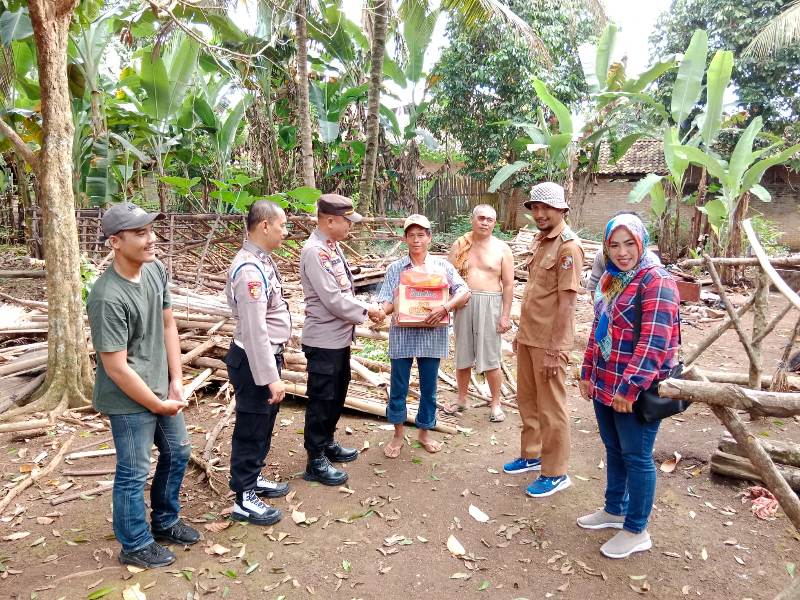 Kapolsek Kotabumi Berikan Bantuan kepada Warga Talang Bojong