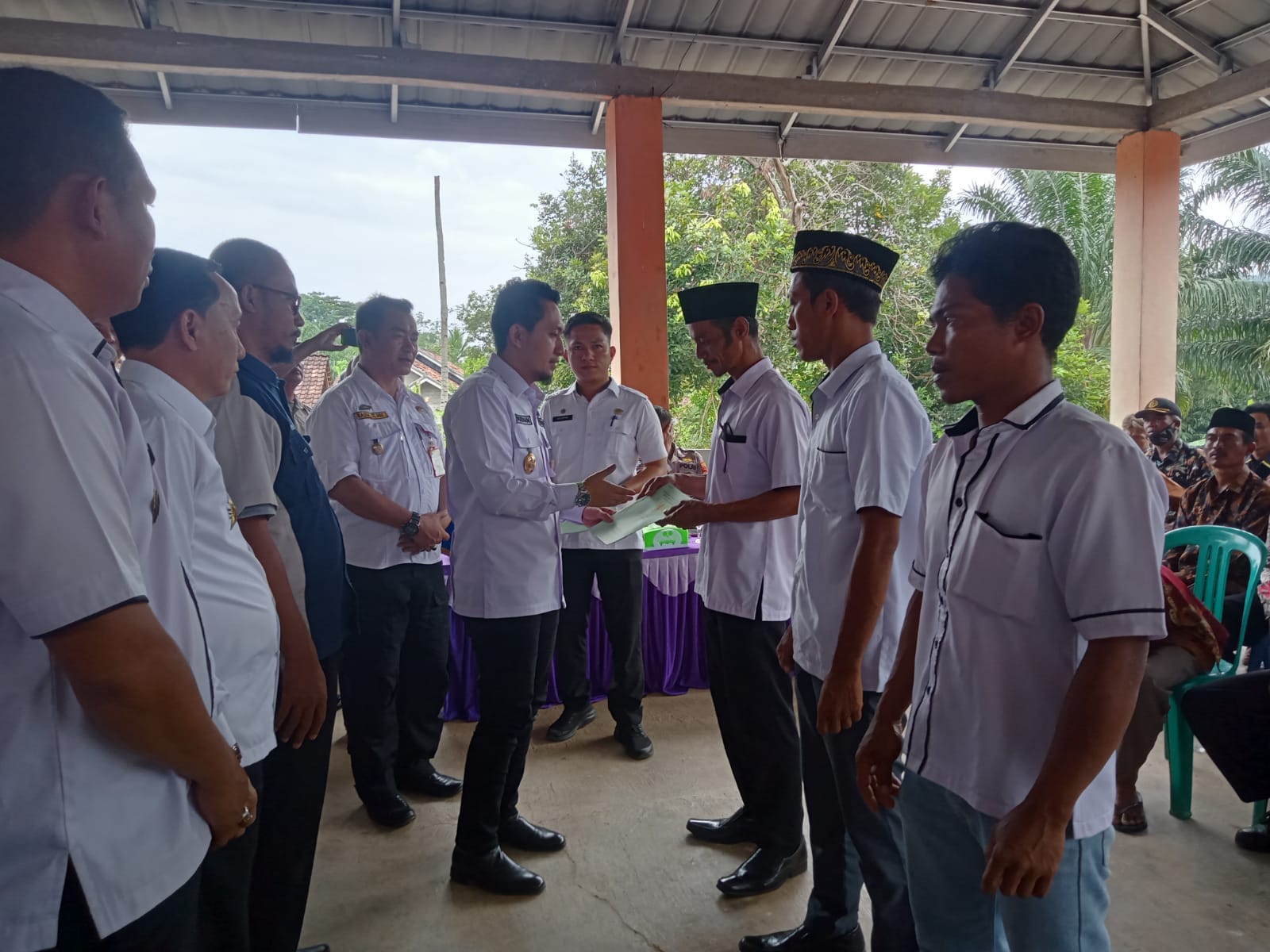 Program PTSL Dianggap Sangat Membantu, Warga Antusias Hadiri Pembagian Sertifikat Oleh Wabup Lampura