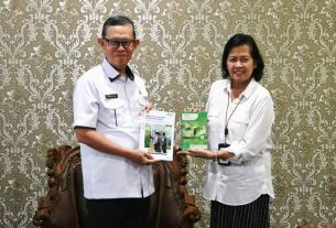 Sekdaprov Fahrizal Darminto Terima Hasil Long Form Sensus Penduduk 2020 (SP2020) dari Kepala BPS Lampung