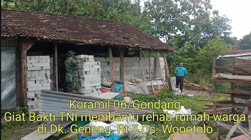 Selalu ada Bersama Rakyat Babinsa Bantu Renovasi Rumah Warga