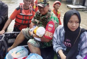 Serda Catur Gendong Bayi, Evakuasi Korban Banjir Wilayah Kelurahan Joyotakan