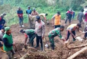 Sinergitas TNI-Polri Cepogo Atasi Bencana Tanah Longsor