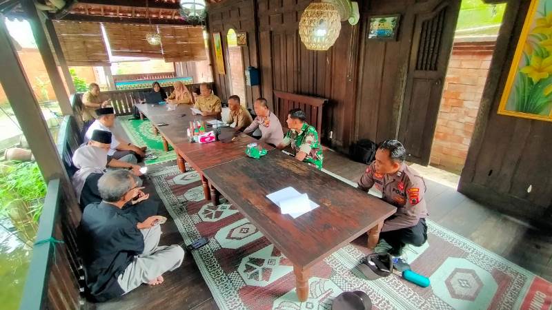 Sinergitas Tiga Pilar, Babinsa Andong Laksanakan Komsos