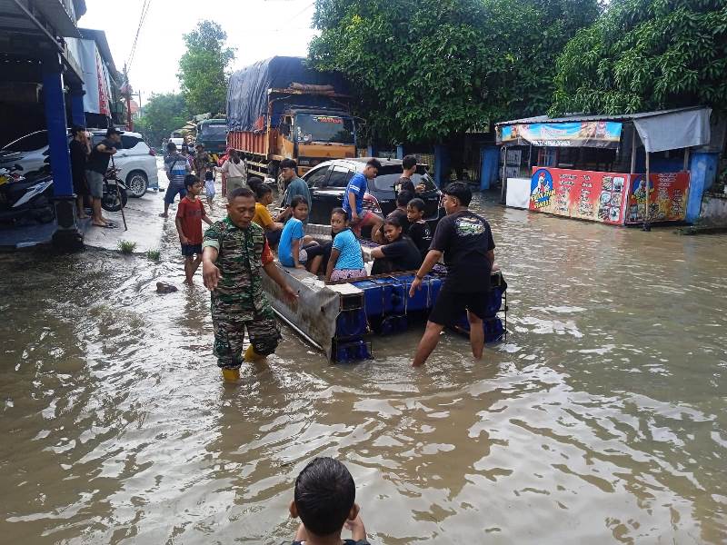 Sungai bengawan Solo meluap, Koramil 11 Polokarto Bantu warga laksanakan evakuasi warga