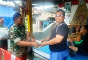 Susuri Genangan Air, Danramil 04/Jebres Bersama Babinsa Berikan Bantuan Nasi Bungkus Untuk Warga Korban  Banjir