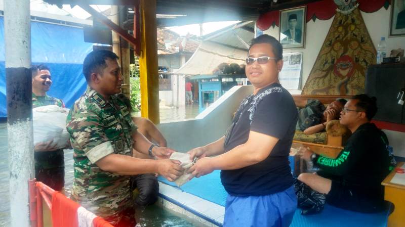 Susuri Genangan Air, Danramil 04/Jebres Bersama Babinsa Berikan Bantuan Nasi Bungkus Untuk Warga Korban  Banjir