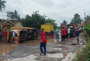 Tak Kunjung Diperbaiki Jalan Rusak Akibatnya Truck Bobok di tepi Jalan