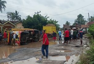 Tak Kunjung Diperbaiki Jalan Rusak Akibatnya Truck Bobok di tepi Jalan