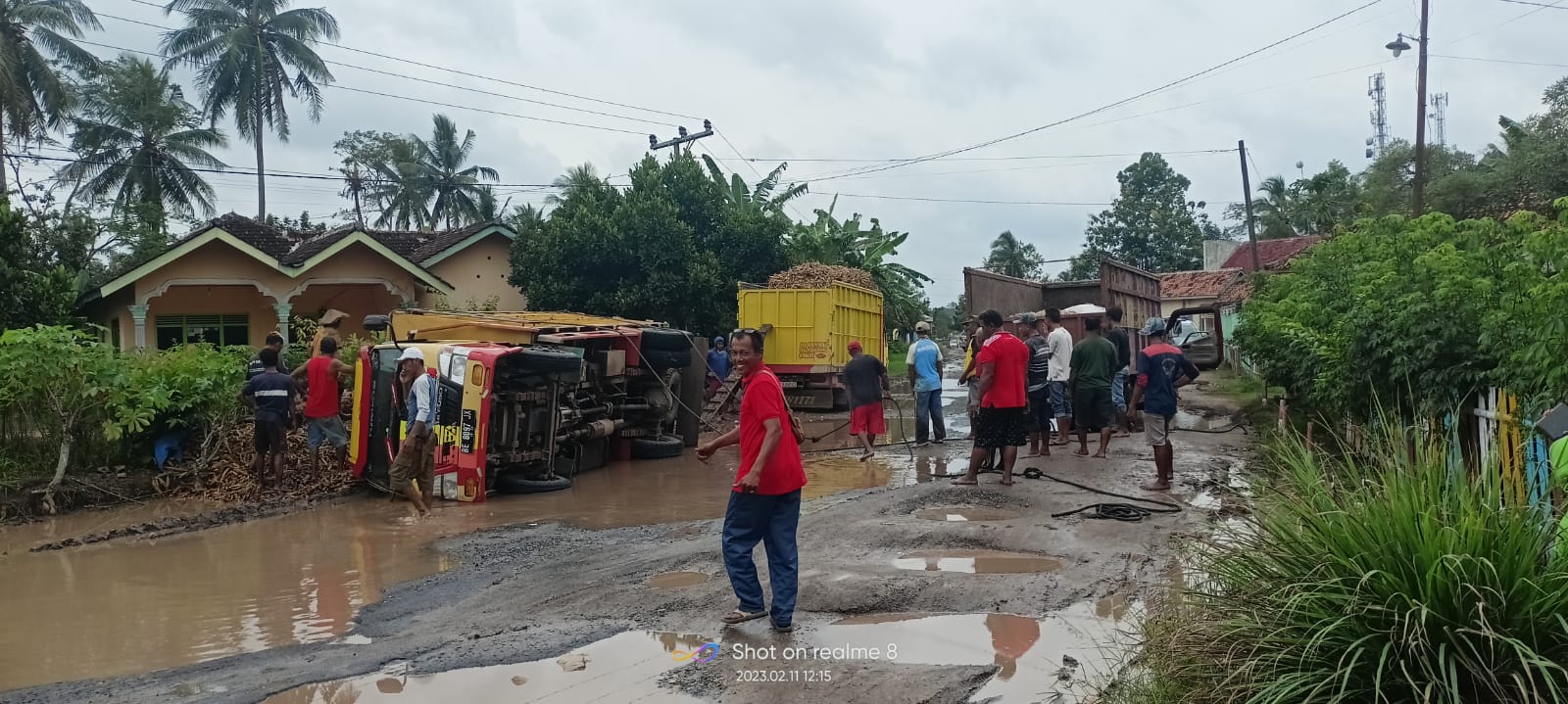 Tak Kunjung Diperbaiki Jalan Rusak Akibatnya Truck Bobok di tepi Jalan