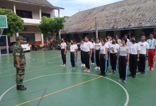 Tanamkan Kedisiplinan, Babinsa Tegalharjo Latihkan PBB di SMK Kristen 1 Surakarta
