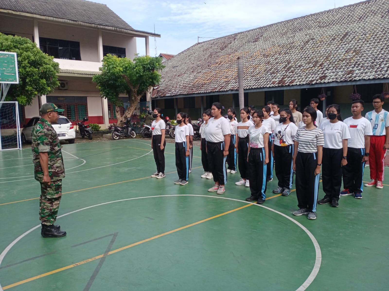 Tanamkan Kedisiplinan, Babinsa Tegalharjo Latihkan PBB di SMK Kristen 1 Surakarta