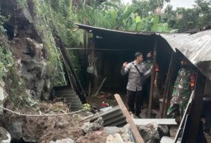 Tanggap Bencana, Babinsa Datangi Rumah Warga yang Terkena Longsor