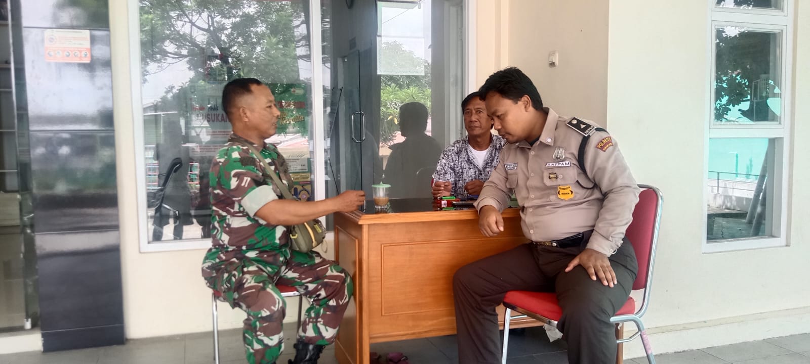 Tingkatkan Keamanan di Wilayah, Babinsa Kelurahan Nusukan Komsos Dengan Security Taman Cerdas Nusukan