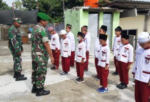 Tingkatkan Kedisiplinan Anak, Babinsa Kelurahan Bumi Latihkan PBB di SD Muhamadiyah 11