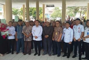 Wabup Lampura bagikan sertifikat PTSL