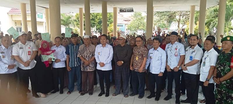 Wabup Lampura bagikan sertifikat PTSL