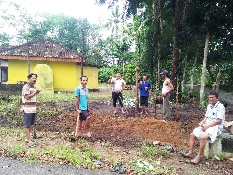 Sadimun Ketua RT 25 Tiyuh Karta Raharja bersama Warga Lakukan Kegiatan Jumat Bersih