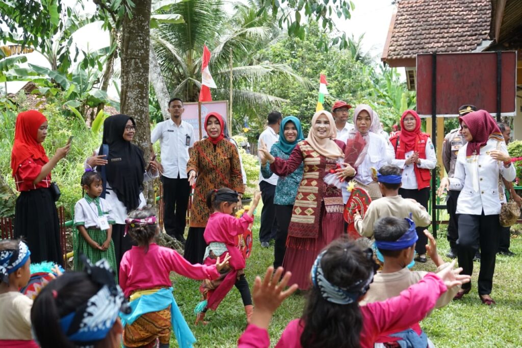 Hj. Winarni Nanang Ermanto Hadiri Kegiatan Penilaian Lomba Desa di Kecamatan Tanjung Bintang