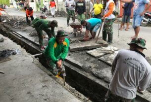 Woww..!!! Beton Cor Jadi Lembek Ditangan Anggota Karya Bakti Daerah tahap III di Kelurahan Gandekan