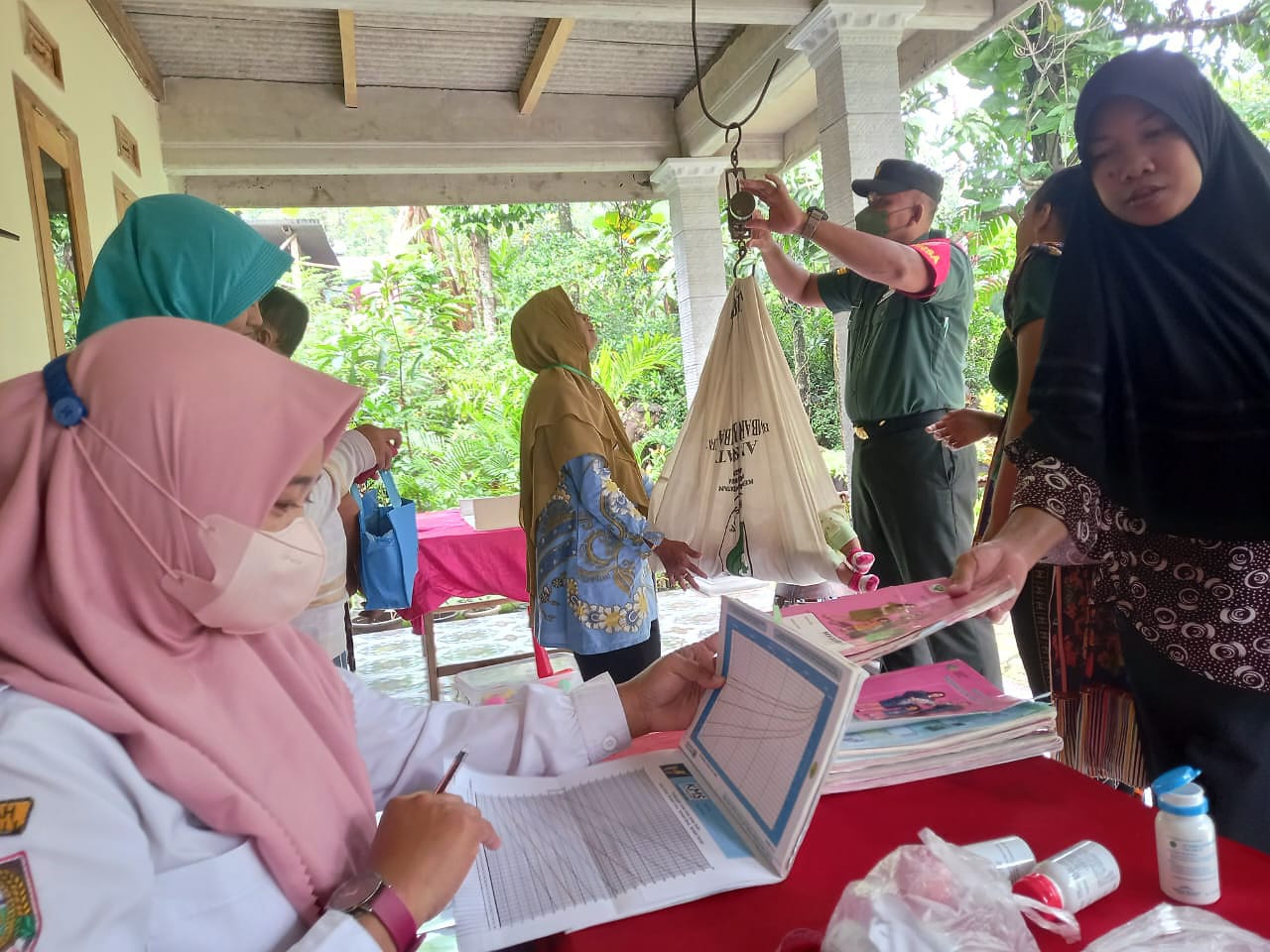 Wujudkan Balita Sehat, Babinsa Aktif Bantu Posyandu