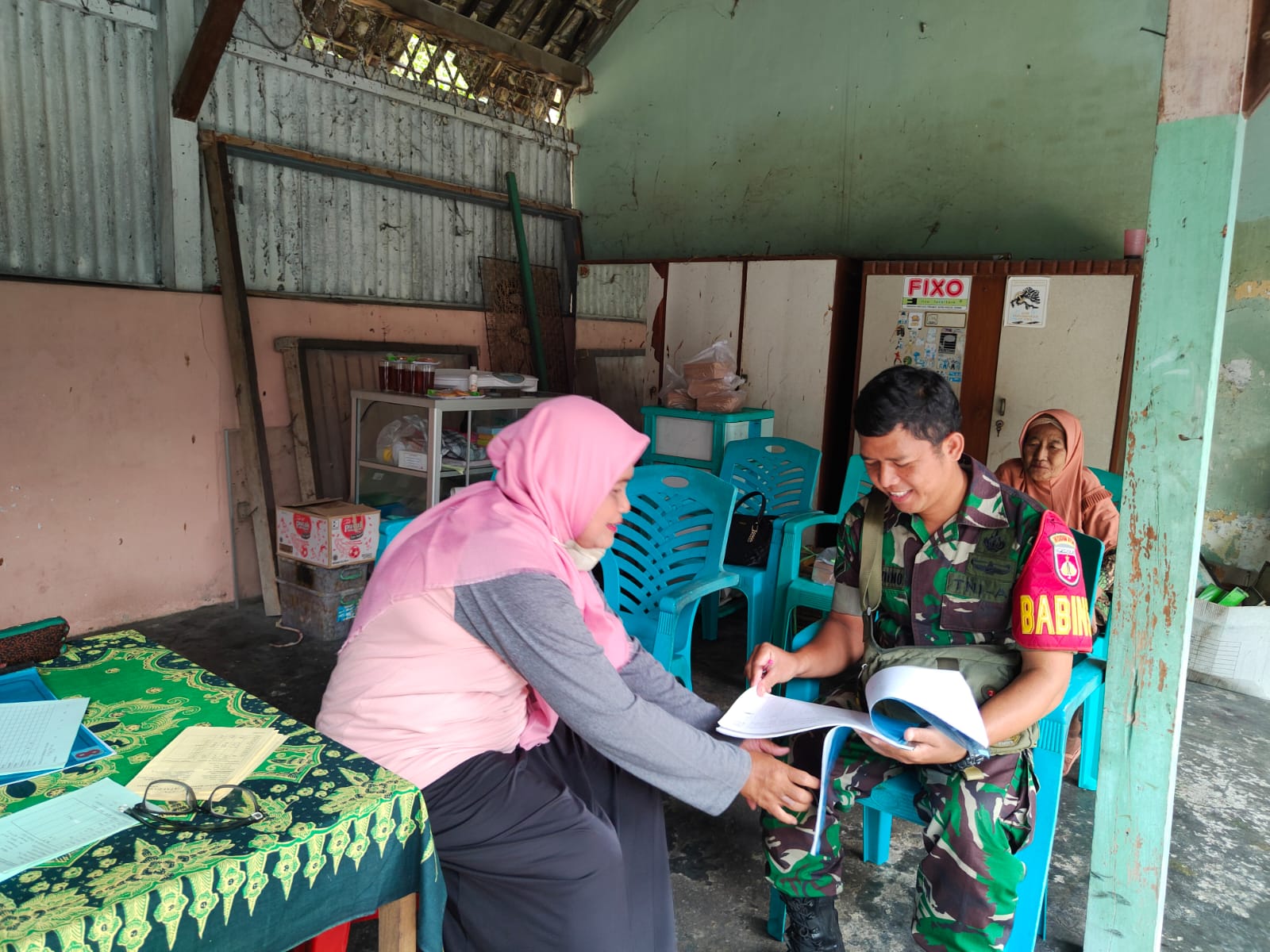 Wujudkan Balita Sehat, Babinsa Koramil 01/Laweyan Dampingi Petugas Berikan Layanan Posyandu