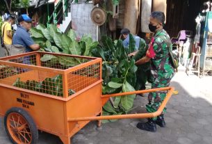 Wujudkan Kemanunggalan TNI-Rakyat , Babinsa Keprabon Kerja Bakti Bersama Warga