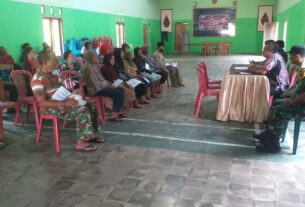 Aktif Dalam Kegiatan, Babinsa Dan Bhabinkamtibmas Berikan Pendampingan Penyaluran BLT-DD Di Desa Binaan