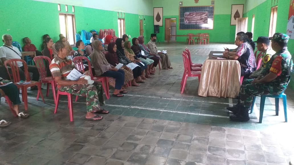 Aktif Dalam Kegiatan, Babinsa Dan Bhabinkamtibmas Berikan Pendampingan Penyaluran BLT-DD Di Desa Binaan