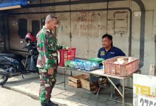Antisipasi Lonjakan Harga Sembako Jelang Lebaran, Babinsa Jagalan Sambangi Penjual Sembako di Pinggir Jalan