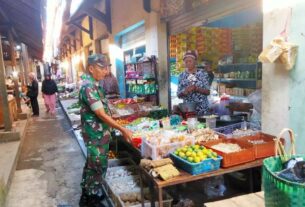 Antisipasi Lonjakan Harga Sembako Menjelang Bulan Ramadhan, Babinsa Cek Harga Sembako di Pasar