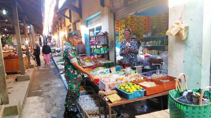 Antisipasi Lonjakan Harga Sembako Menjelang Bulan Ramadhan, Babinsa Cek Harga Sembako di Pasar