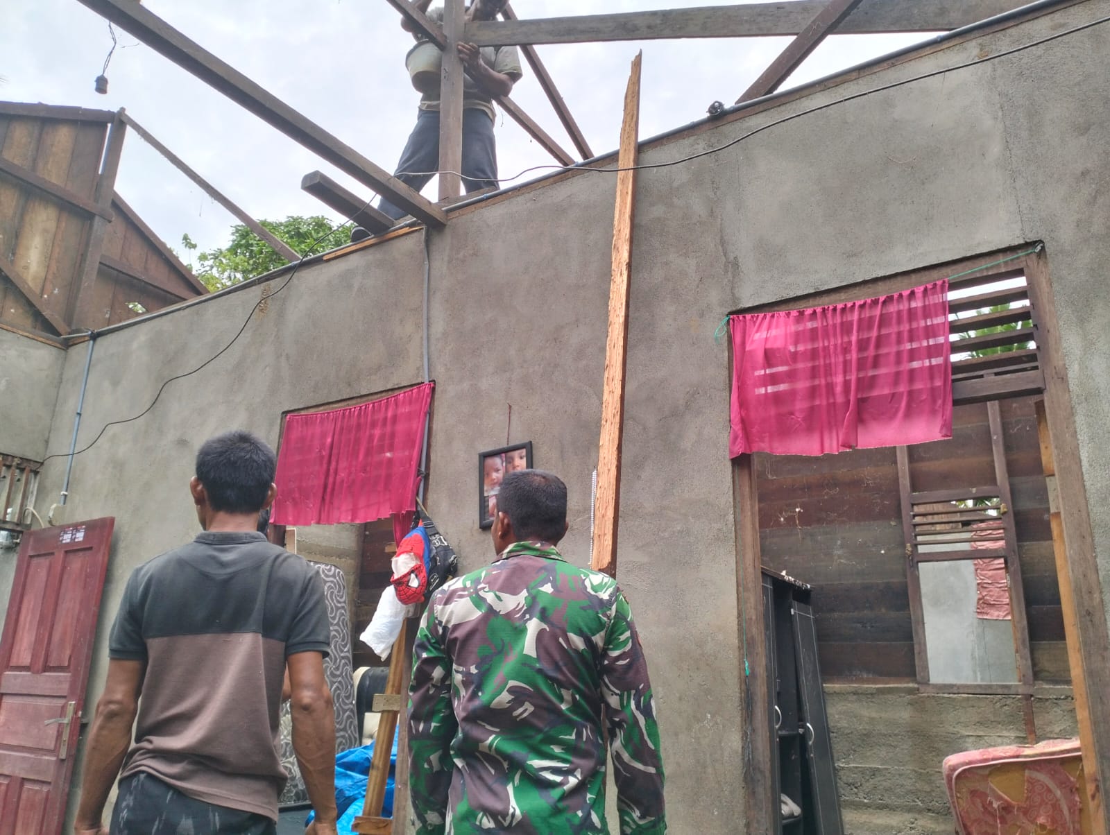 Atap Rumah Warga Di Samatiga Jadi Korban Keganasan Angin Puting Beliung, Dandim 0105/Abar Kerahkan Babinsa Untuk Lakukan Perbaikan
