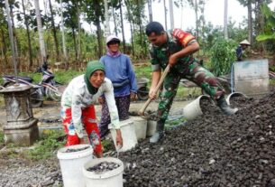 Babinsa bersama Masyarakat Gotong-royong Cor Jalan