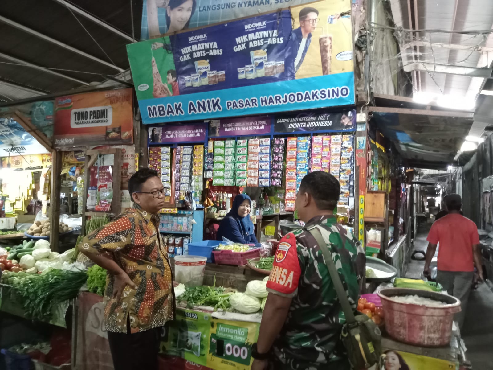 Babinsa Danukusuman & Lurah Pasar Cek Harga Sembako di Pasar Hardjodaksino.