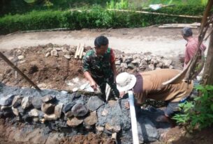 Babinsa Gondanglegi Bantu Warga Buat Talud