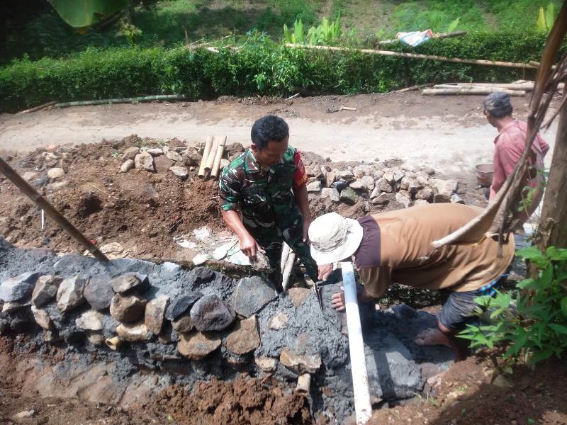 Babinsa Gondanglegi Bantu Warga Buat Talud