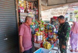 Babinsa Jayengan Komsos Sekaligus Pendampingan UMKM dengan Penjual Warung Kelontong