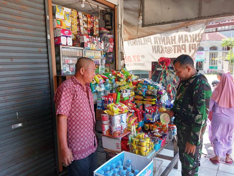 Babinsa Jayengan Komsos Sekaligus Pendampingan UMKM dengan Penjual Warung Kelontong